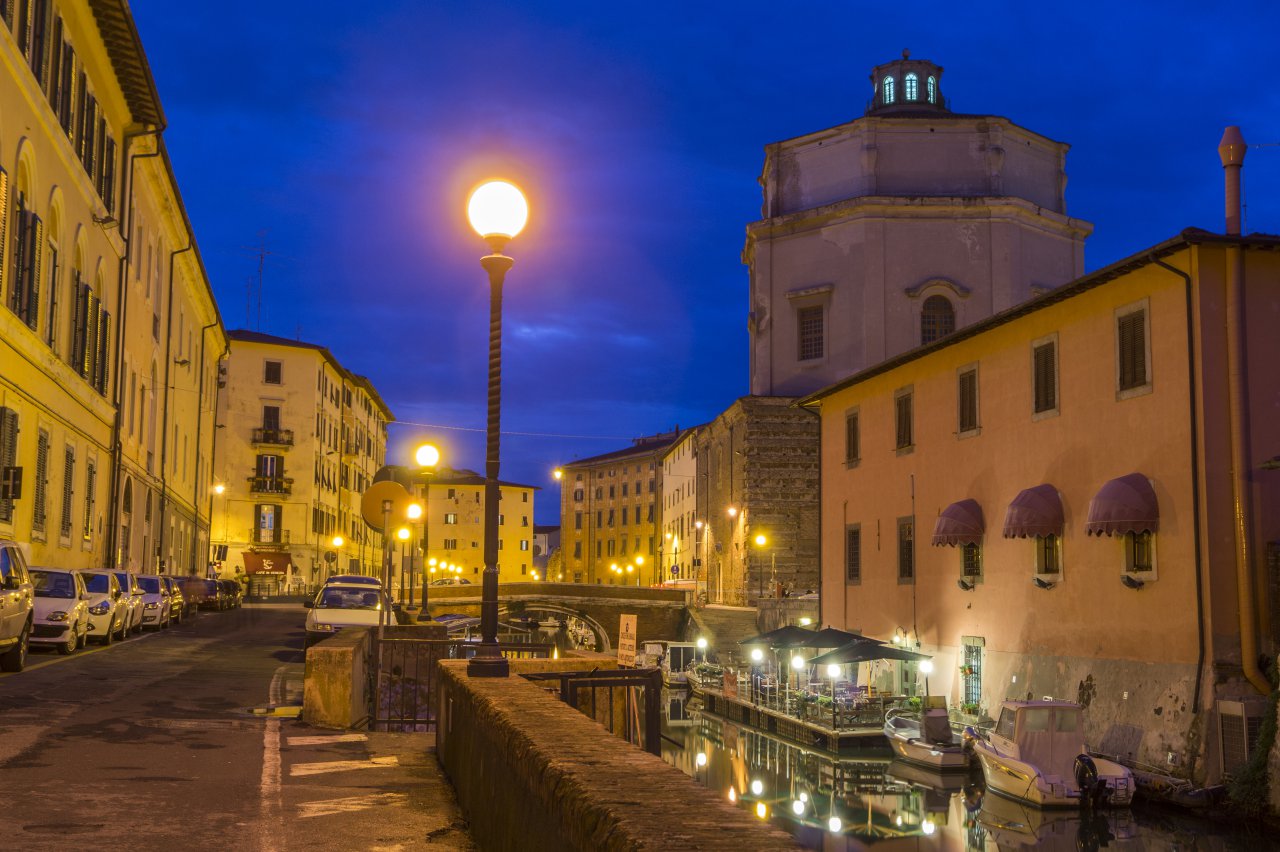 Livorno, quartiere Venezia all'imbrunire.